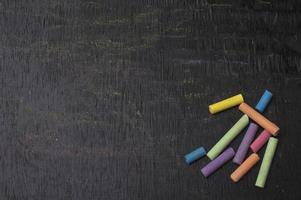 Flerfärgad krita på ryggstöd för utbildning bakgrund foto