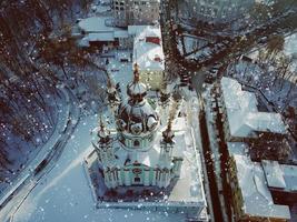 antenn planskild korsning av helgon andrews kyrka. foto