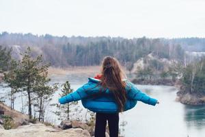 ung skön flicka Framställ på en bakgrund av sjö foto