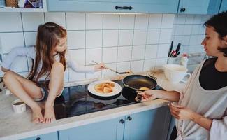 Lycklig familj laga mat tillsammans i de kök foto