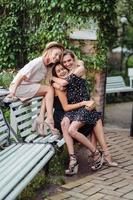 tre flickor på de bänk foto