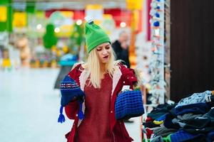 ung kvinna välja hatt i handla Centrum foto