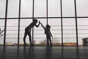 charmig familj tillbringar tid i gymmet foto