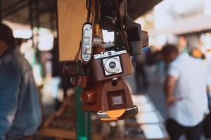 gammal kamera hängande på en stad gata foto