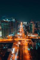 panorama- se på stor stad på natt foto