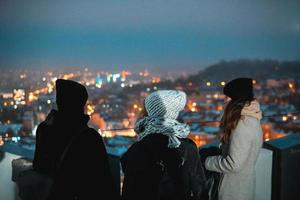 vänner på en bakgrund av de stadsbild på natt foto