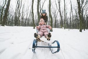 mamma med en liten dotter i de parkera foto