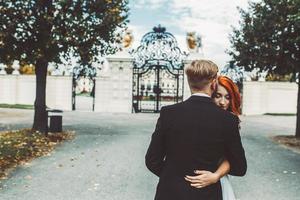 bröllop par på en promenad i de egendom av de belvedere i wien foto