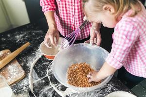 mamma och dotter tillsammans i de kök foto