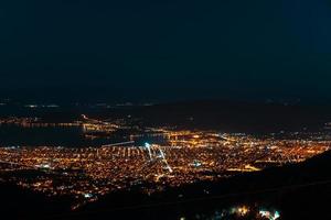 natt lampor av de stad från en fågelöga se. makrinitsa foto