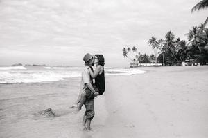 en kille och en flicka är kissing på en strand foto