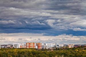 mörk blå regnig moln över stad i höst foto