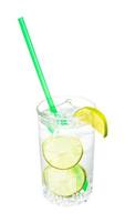 gin och tonic cocktail i glas med kalk skivor foto