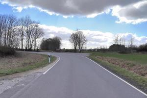 skön se på landsbygden vägar med fält och träd i nordlig Europa foto