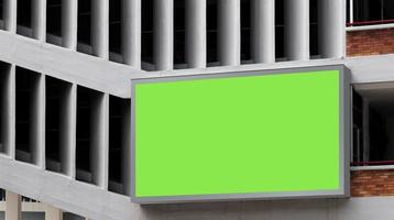 led vägg visa skärm på byggnad med grön bakgrund falsk upp. klippning väg foto