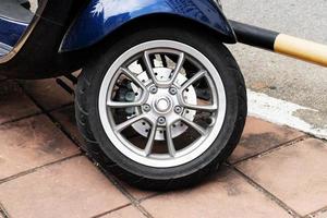 silver- Färg främre hjul motorcykel skoter foto