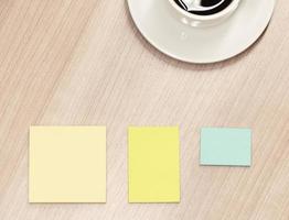 färgrik PM papper med kaffe kopp på tabell foto