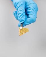 hand innehav bit medicinsk cannabis gyllene vax foto