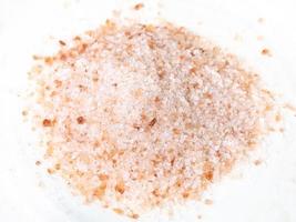 näve av jord rosa himalayan salt på tallrik foto