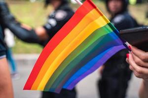 hand håll en Gay HBTQ flagga på HBTQ Gay stolthet parad festival foto