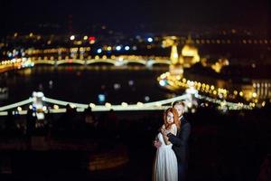 härlig brud och brudgum på en bakgrund av budapest foto