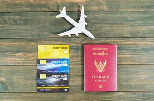 pass med kreditera kort på brun trä- foto