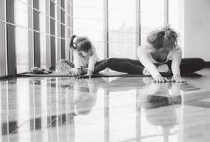 mor och dotter tillverkning yoga i de Gym foto