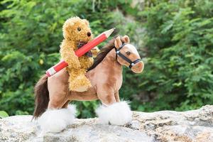 teddy Björn rida en häst i skog foto