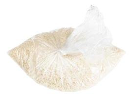 rå vit ris i knölig plast väska isolerat foto