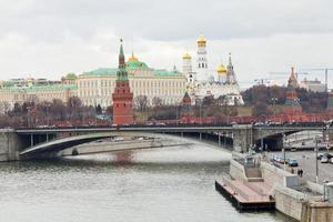 bro på flod och kreml i moskva i höst foto