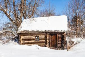 snötäckt liten typisk trä- lantlig hus foto