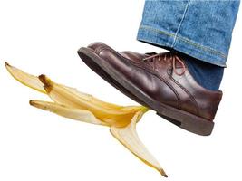 vänster ben i jeans och sko glider på banan skala foto