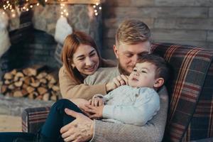 mamma, pappa och liten son spenderar tid tillsammans foto