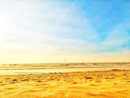 defokusering suddig bild av natur landskap se av skön tropisk strand och hav i solig dag. strand hav Plats område. hav strand med blå himmel. foto