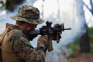 soldat i verkan siktar på vapen laser syn optik foto