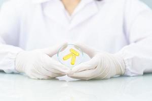 forskare håller omega 3 kapsel i laboratorierock foto