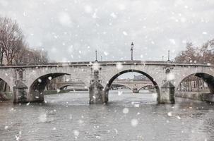 not flod, broar, paris i dyster vinter- dag foto