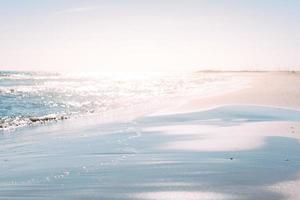 sommar sandstrand och havet vågor bakgrund foto