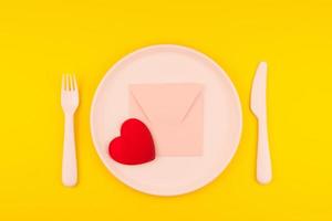 rosa bokstav på serveringsbordet. romantiska koncept foto