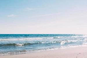 sommar sandstrand och havet vågor bakgrund foto