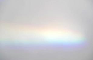 abstrakt regnbåge strålar av ljus skugga täcka över effekt från solljus på en vit bakgrund, attrapp och bakgrund, minimal effekt trend foto