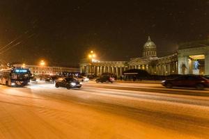 snötäckt nevsky utsikt med kazan katedral foto