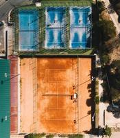 antenn topp ner Drönare se av tennis och padel domstol i en offentlig sportslig område foto