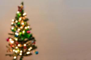 jul träd med bokeh ljus fläck bakgrund foto