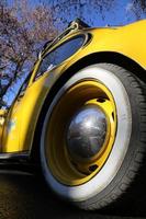 gul bil bilar volkswagen klassisk stock foto