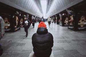 man från de tillbaka i de tunnelbana. människor i metro foto