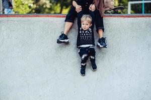 skön ung hipster mamma innehar henne liten son förbi de händer foto