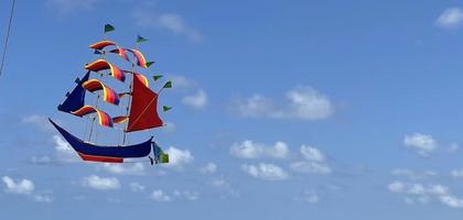flygande fartyg, regnbåge färgad fartyg drake flugor på de blå himmel och moln foto