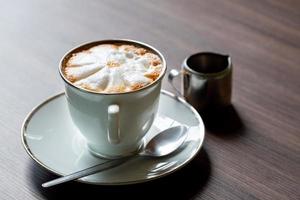 stänga upp av kaffe latte i de kaffe råna och sked på moder trä- tabell foto