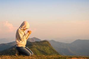 religiös ung kvinna ber till gud på morgonen, andlighet och religion, religiösa begrepp foto